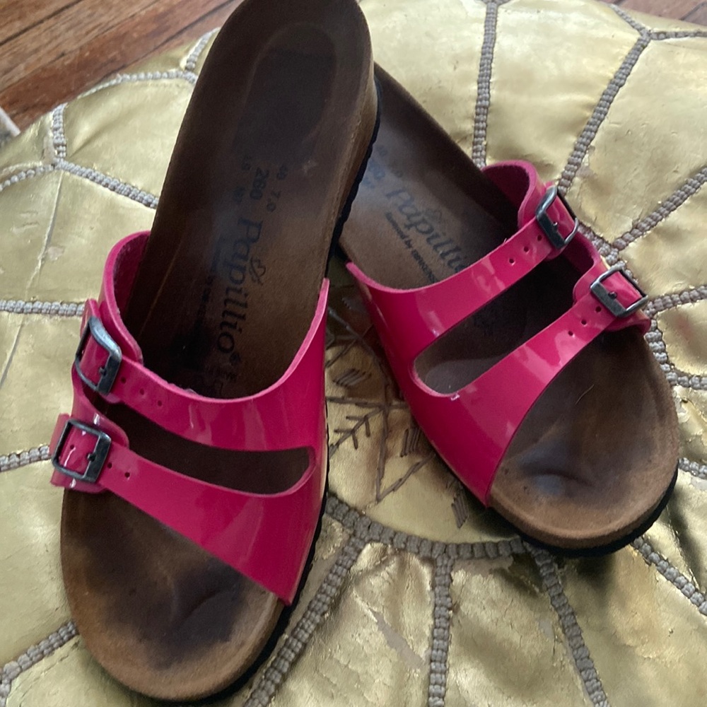 Magenta patent leather wedges